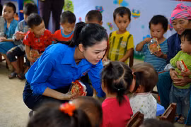 Á hậu Thanh Tú mang Trung thu sớm đến với cao nguyên Mèo Vạc