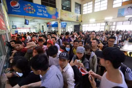 Người dân ùn ùn rời khỏi Thủ đô