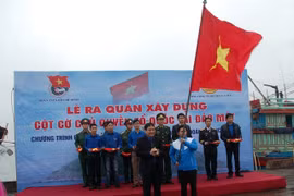 Xây dựng cột cờ Tổ quốc tại đảo Mắt