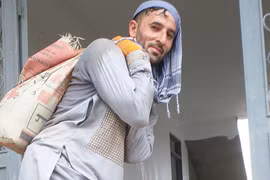 Khánh kiệt, tầng lớp trung lưu Afghanistan cũng thành lao động chân tay