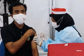 Bị cảnh sát điều tra vì tiêm tới 16 mũi vaccine phòng Covid-19