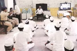 Giỏi Yoga, được ra tù sớm