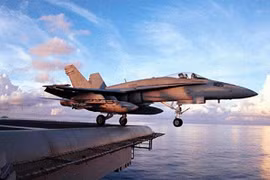 Hai máy bay F/A-18 của hải quân đánh bộ Mỹ đâm nhau khi đang bay