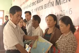 Tặng bản đồ và hỗ trợ kiến thức phòng, chống bão cho ngư dân và học sinh