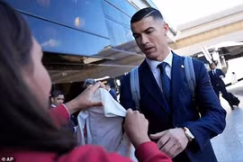 Ronaldo bảnh bao đặt chân đến Qatar dự World Cup 2022