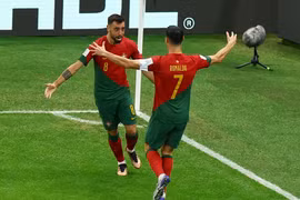 Bruno Fernandes được chấm điểm lấn át Ronaldo