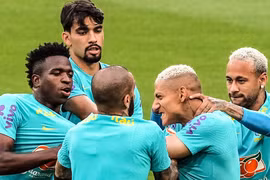Hai ngôi sao tuyển Brazil lao vào 'choảng' nhau trên sân tập