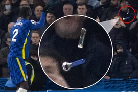 Trung vệ Chelsea bị CĐV Tottenham ném vật thể lạ nguy hiểm