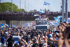 CĐV Argentina ngã từ trên cầu ở buổi ăn mừng vô địch thế giới
