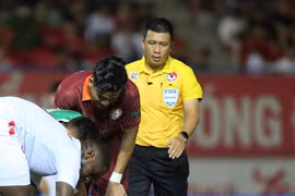 Trọng tài Hoàng Ngọc Hà lên tiếng sau khi bị CĐV Hải Phòng 'phun mưa' vào mặt