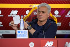 HLV Mourinho buông lời vùi dập phóng viên giữa họp báo
