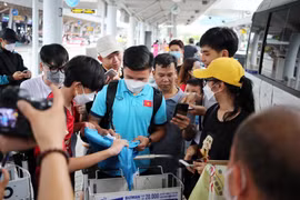 Quang Hải, Hoàng Đức... được fan nữ 'bủa vây' khi đến TP.HCM