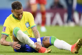 Neymar bật khóc đau đớn trong chiến thắng của Brazil