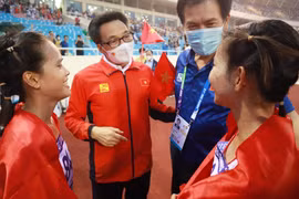 Phó Thủ tướng Vũ Đức Đam động viên các tuyển thủ điền kinh tại SEA Games 31
