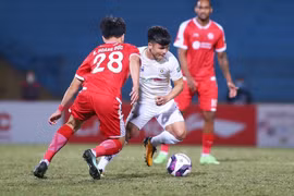 Quang Hải chơi giữ chân ở trận chia tay V-League