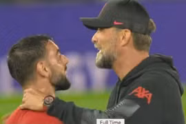 HLV Liverpool 'bóp cổ' Bruno Fernandes sau thất bại