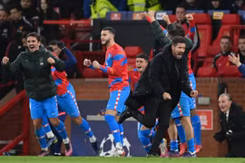 Fan quá khích MU tấn công HLV Simeone bằng vật thể lạ