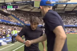 Cận cảnh drama bắt tay dẫn đến thẻ đỏ của Tuchel và Conte