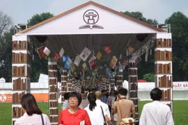 Hoàng thành Thăng Long "khai hội" cho người yêu sách