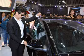 Ô tô cuối năm - Showroom nào cũng đông nghịt khách