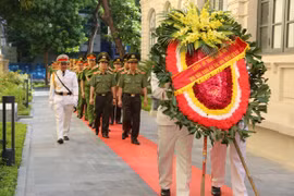 Dâng hương tưởng nhớ các anh hùng liệt sỹ Công an Thủ đô