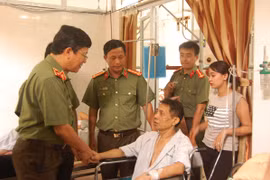 Thăm hỏi cán bộ chiến sỹ nhân ngày Thương binh liệt sỹ