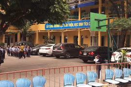 Trường học hay bãi giữ xe "dù"?
