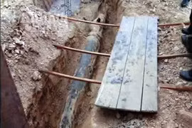 Phát hiện quả bom dài 2,4 m khi đào đất đổ nền nhà