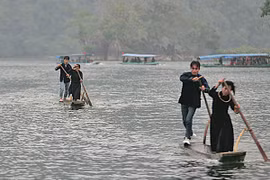 Đua thuyền độc mộc trên Ba Bể