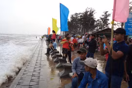 Hai người tử vong khi tắm biển Ba Động dịp Tết
