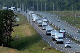 Ukraine kiểm tra xe chở hàng nhân đạo của Nga