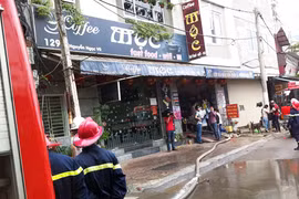 Cháy quán cà phê khi đang mất điện