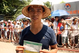 Xếp hàng mua vé xem U19