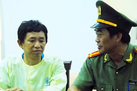 Thăm hỏi y sĩ hải quân có con bị bệnh hiểm nghèo