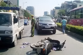 Húc bay xe máy, 3 ô tô “dính” chặt nhau