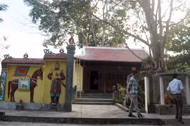 Cổ vật bị đánh cắp tự quay lại đền thiêng