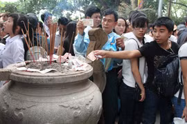Chuyện chưa vui khi đi lễ đầu xuân