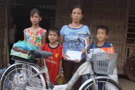 Nuôi chồng bị liệt và 3 con ăn học