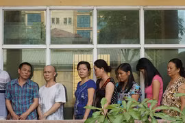 Ổ bạc tại nhà, chứa cả tù tha