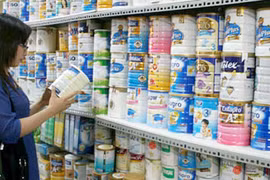 Áp giá trần sữa dành cho trẻ em: Không dễ như ăn kẹo