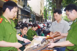Nhân dân tích cực thu hồi vũ khí, vật liệu nổ