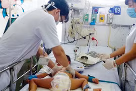 Nhét viên than vào miệng cháu bé làm cháu bé tử vong, chú ruột phạm tội gì?