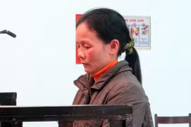 Lật mặt “bà trùm” dùng “con nuôi” đưa hàng tỷ đồng tiền giả qua biên giới bằng… đế dép