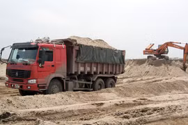 Dưới sông quyết liệt, trên bờ dửng dưng