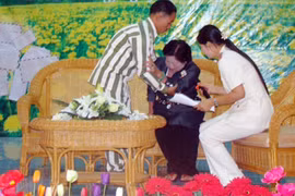 Những giọt nước mắt rơi xuống từ trại giam