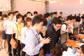 Xếp hàng nộp thuế