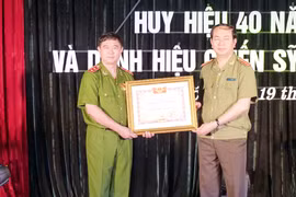 Trao Huy hiệu 40 năm tuổi Đảng cho Tư lệnh CSCĐ