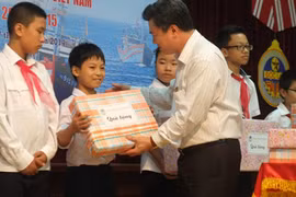 Nhớ bố ở hải đảo, con ở nhà gắng học thật tốt