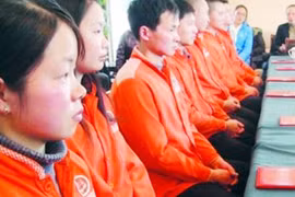 Cô gái tội nghiệp bị dìm dưới mương và tên côn đồ giả vờ chết