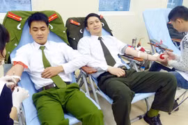 Gần 500 đoàn viên CATP tham gia hiến máu